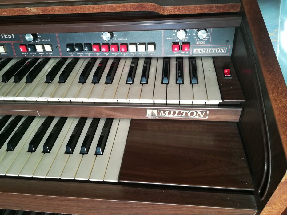 Piano Milton antigo