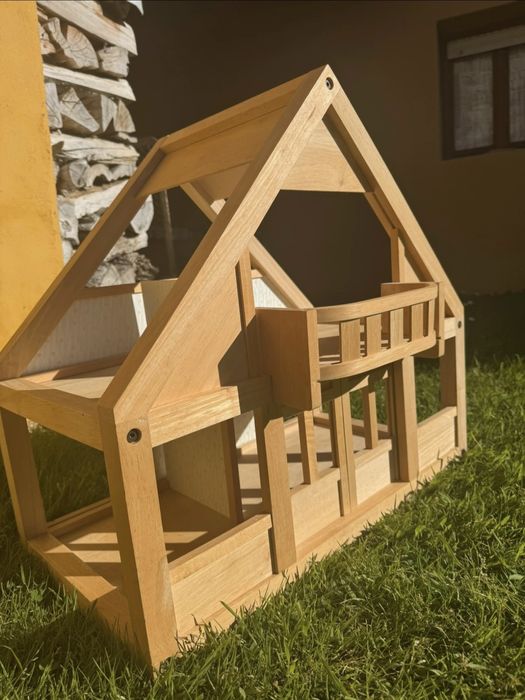 Casa de bonecas em madeira