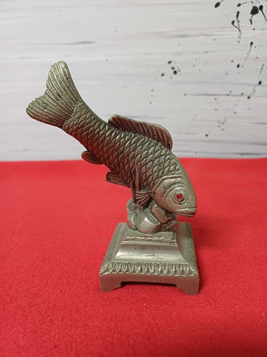 Estatueta de um peixe vintage em metal