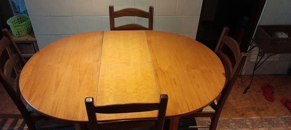 Mesa retráctil redonda com cadeiras