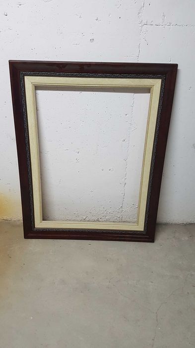 Moldura em madeira antiga vintage em bom estado