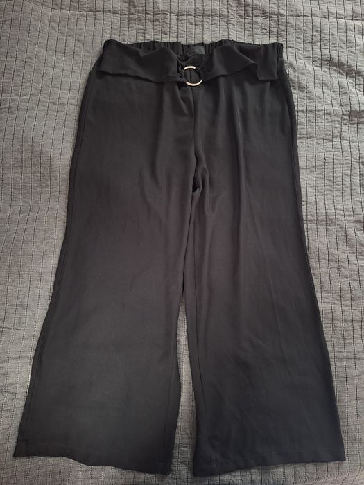 Czarne spodnie z szeroka nogawka