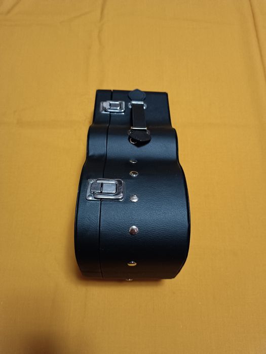 Кейс Jack Daniel's с крышкой в виде гитары.