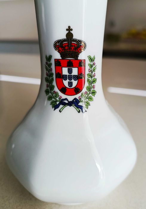 Jarra com símbolo real em caixa