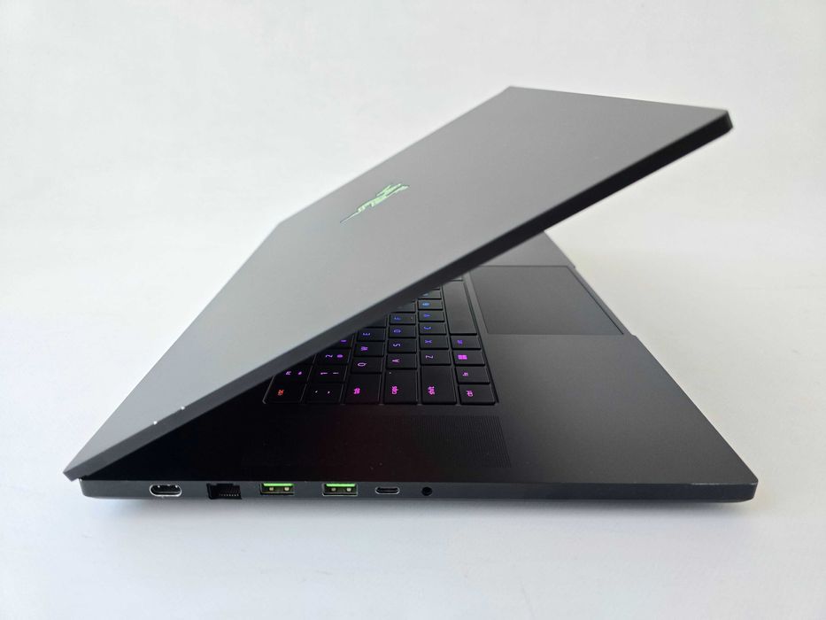 Razer Blade 18 (2023) I9 13950HX/RTX 4070/RAM 32GB/SSD 1TB/QHD+240Hz