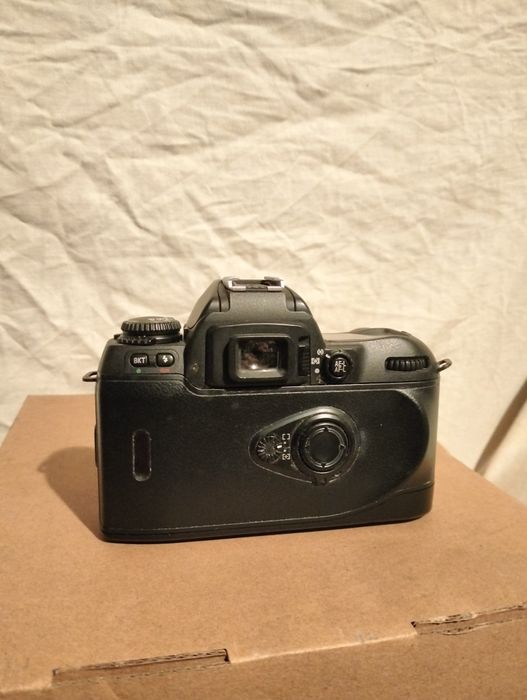 Máquina Nikon F80 + lente nikkor 28-80mm