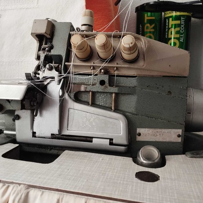 Maquina de Corte e Cose comercial Rimoldi Serger com mesa de trabalho