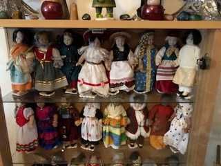 movel com coleccao de bonecas de todo o mundo