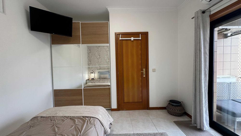 Arrendo quarto com varanda e Ar condicionado