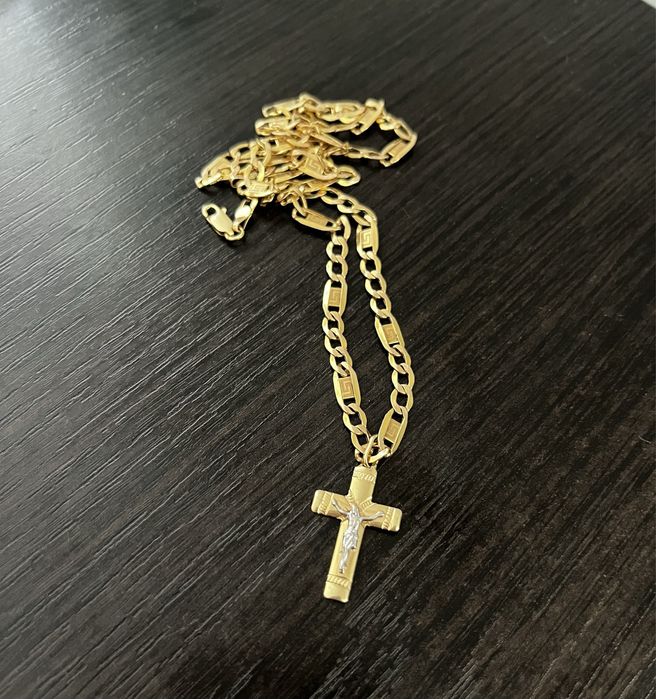 Złoty łańcuszek z krzyżykiem