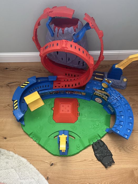 Hot Wheels Monster Truck tor z dinozaurem