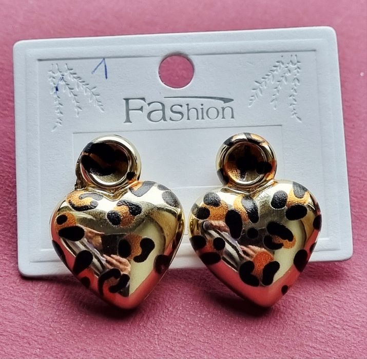 Brincos dourados, de pico, estampados com "animal print"