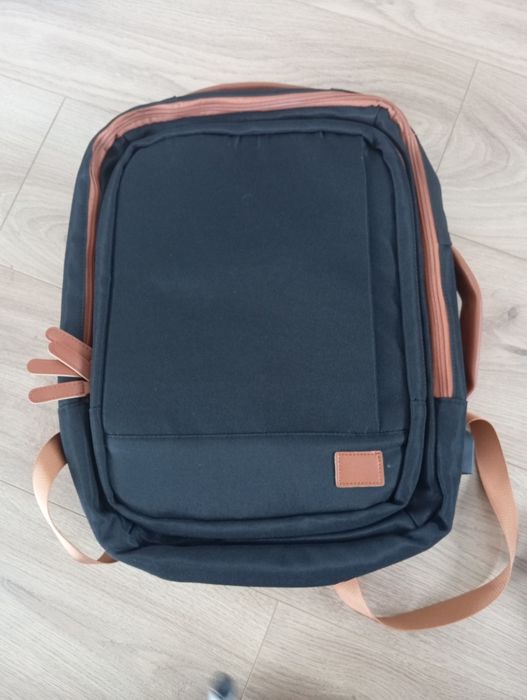 Plecak podróżny czarny do samolotu z kieszeni z przegrodami z kosmetyc