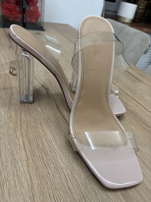 Buty na przezroczystym obcasie