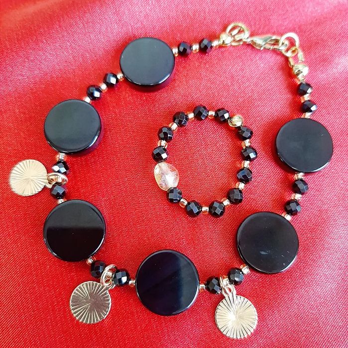 Кольца из жемчуга, аквамарина, чёрной шпинели, апатита и других камней