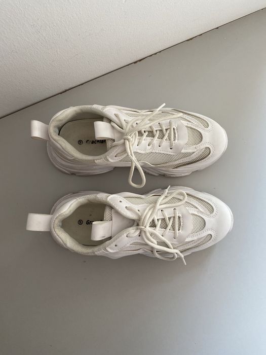 Białe sportowe buty