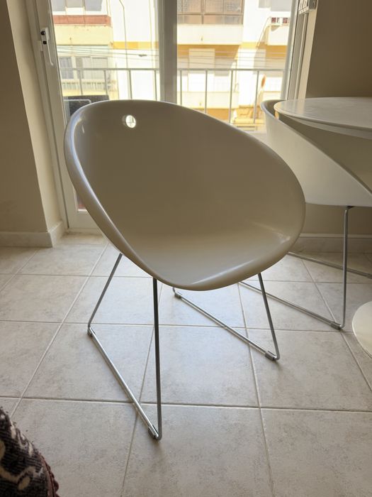 Mesa e conjunto de 4 cadeiras