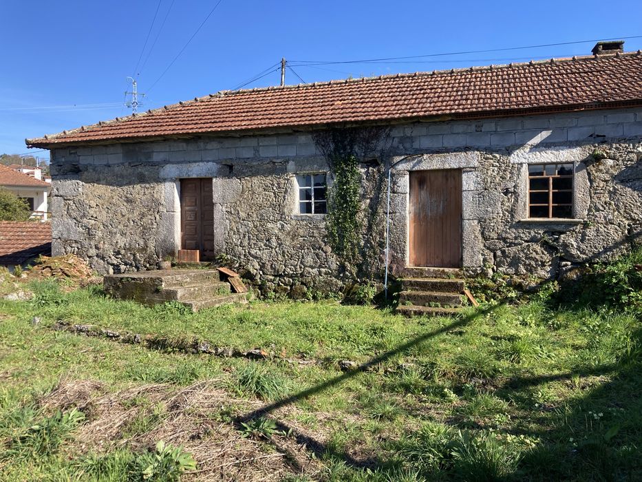 Moradia T2 a 15 min a pe do centro da vila com logradouro