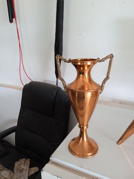 Jarras em cobre cinzelado