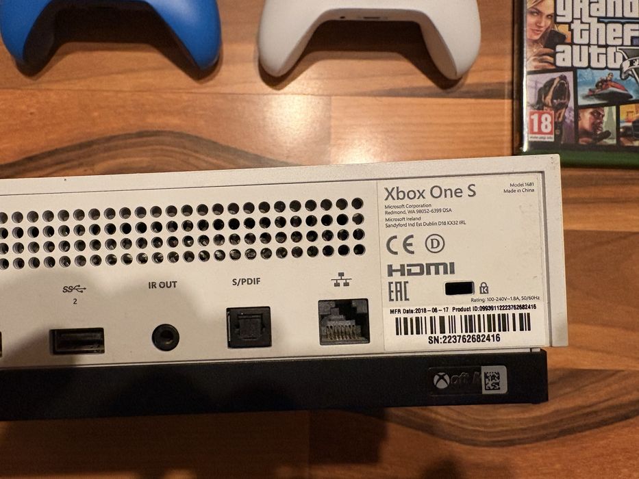 Xbox One S 1TB z napędem CD/Blu-Ray + 1 pad + FC 25, GTA V, CoD