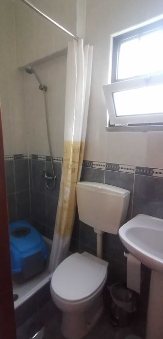 Pequena quinta, casa principal, um anexo e uma divisão externa extra.