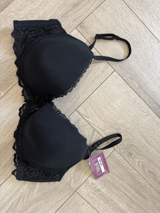 Biustonosz czarny gładki z odrobiną koronki True Style 90B