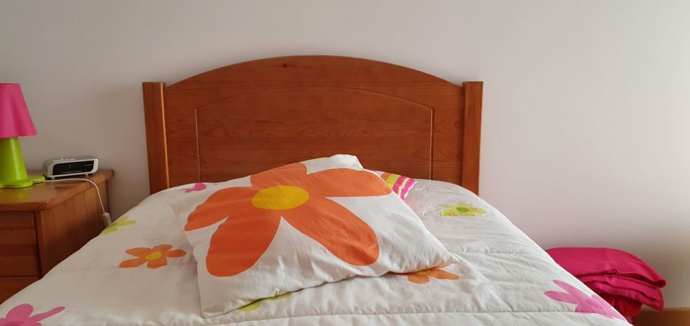 Cama individual em madeira maciça Pinho Mel com estrado e colchão