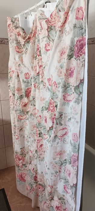 Duas cortinas de banheira