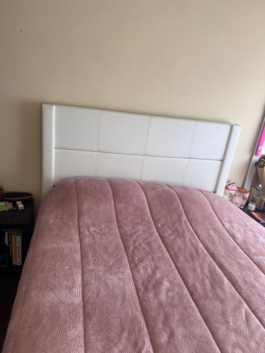 Cama com estrado e colchão em ótimo estado de conservação
