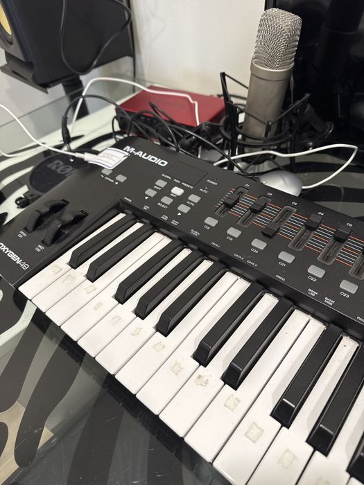 Teclado MIDI M-Audio Oxygen49 + Pedal de Sustain M Gear