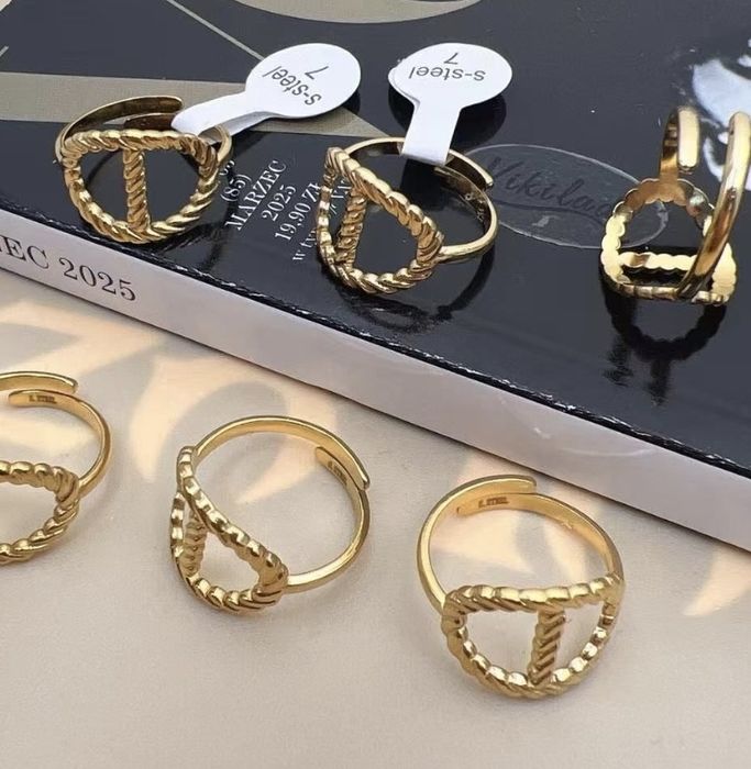 Regulowany pierścionek D