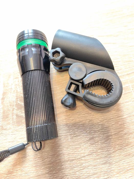 Latarka taktyczna LED z uchwytem na rower ZOOM