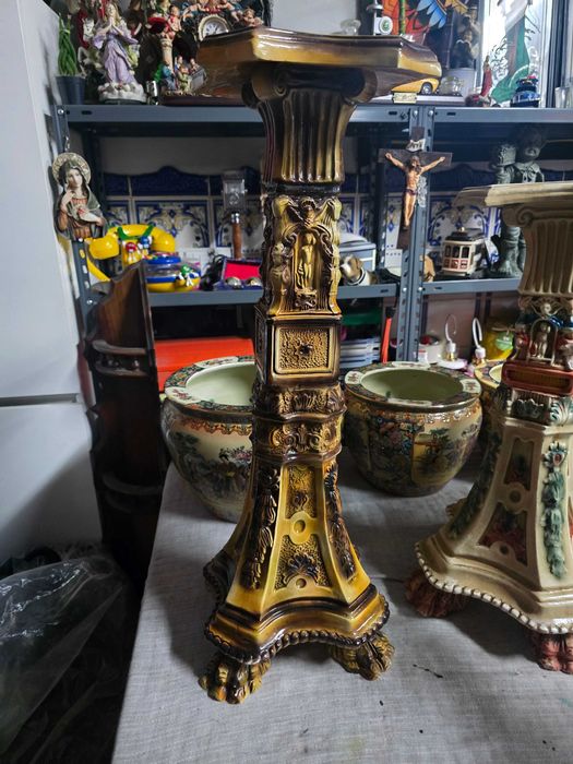 Coluna castanha trabalhada em louca antiga