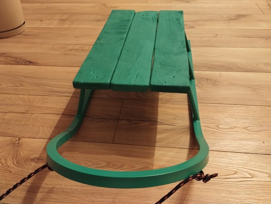 Sanki metalowe z drewnianym siedziskiem