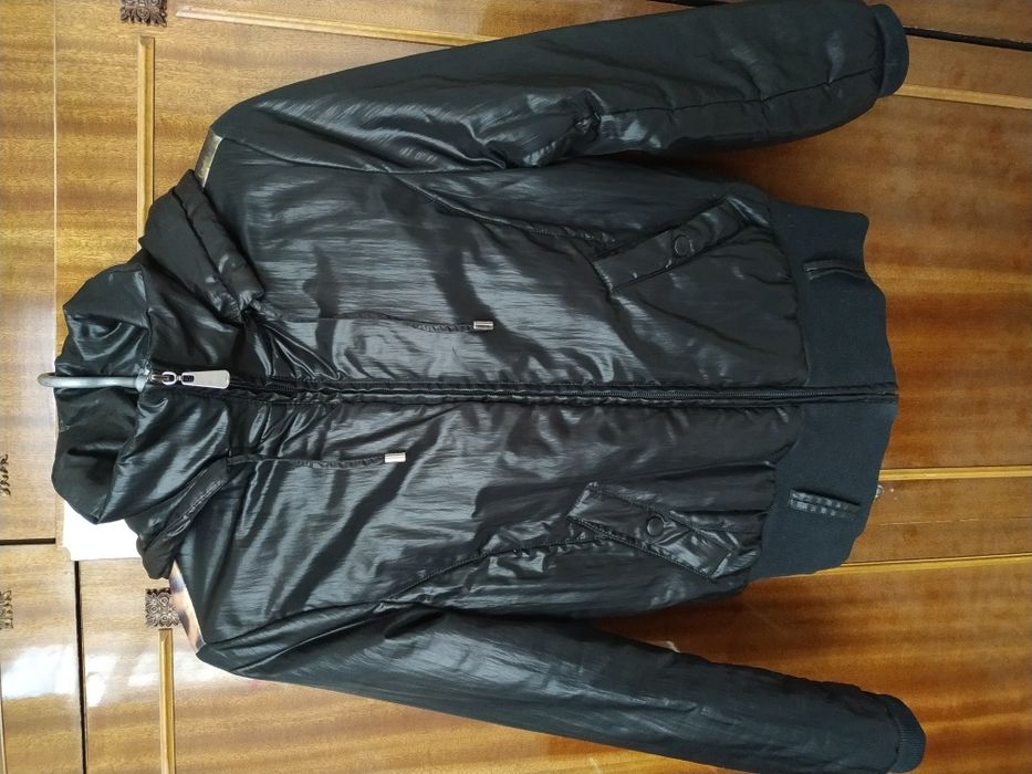 Продам куртку на лёгком синтепоне с ярким принтом и стразами