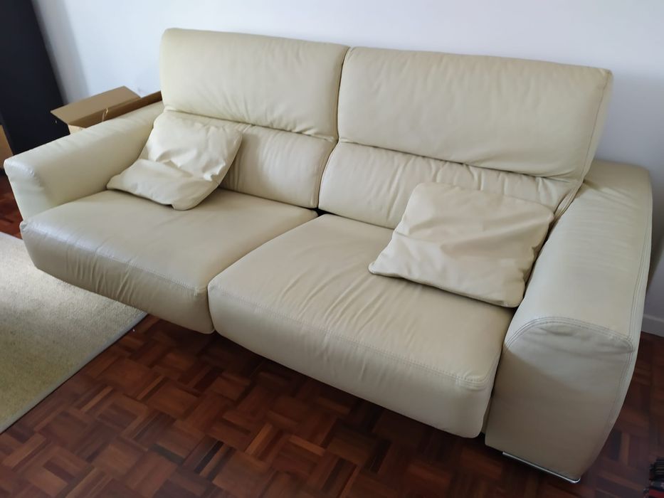 Sofa pele bege com chaise longue