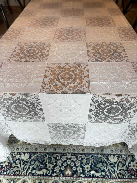 Toalha de renda e bordado 260x180  em patchwork de quadrados