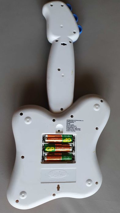 Guitarra musical para criança, com inúmeras combinações de sons