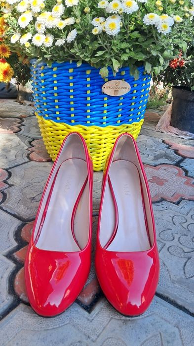 Червоні туфлі на підборах