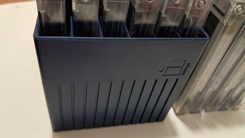 Iomega Zip 100MB Floppy Disk in Acrylic Case510947505178552321