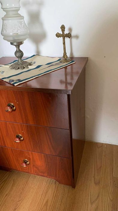 Cómoda parta arrumação e duas mesas de cabeceira