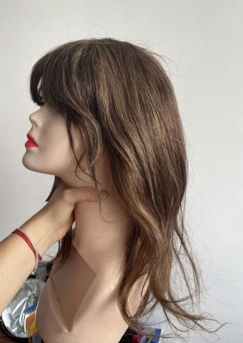 Brazowa peruka wlosy naturalne z grzywka