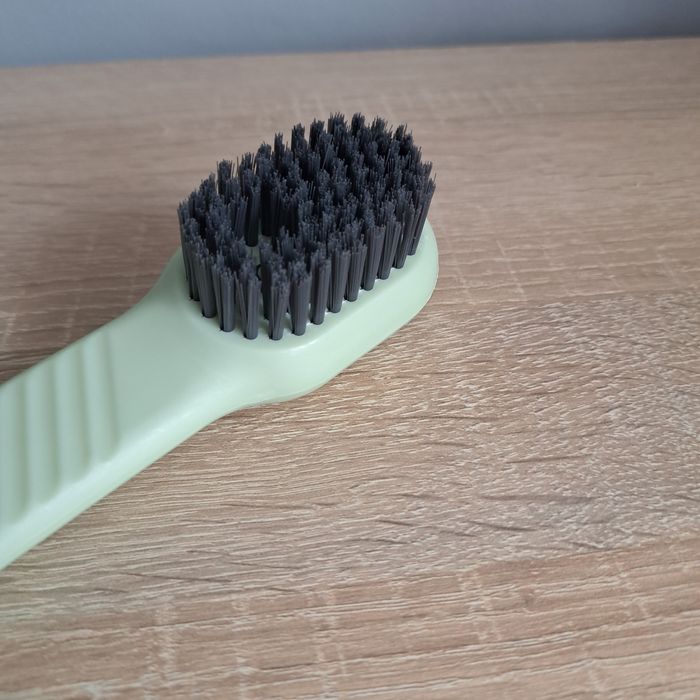 Szczotka z dozownikiem płynu