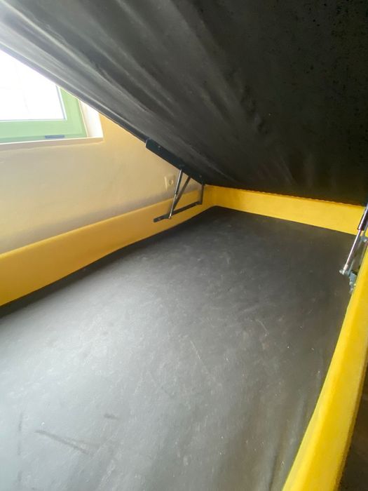 Cama de solteiro amarela com arrumação + colchão