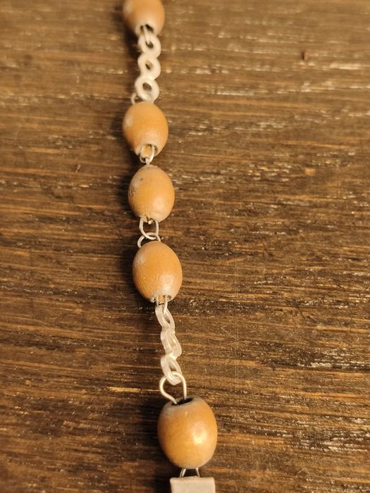 Stary drewniany różaniec z napisem Betlejem ⁴⁶