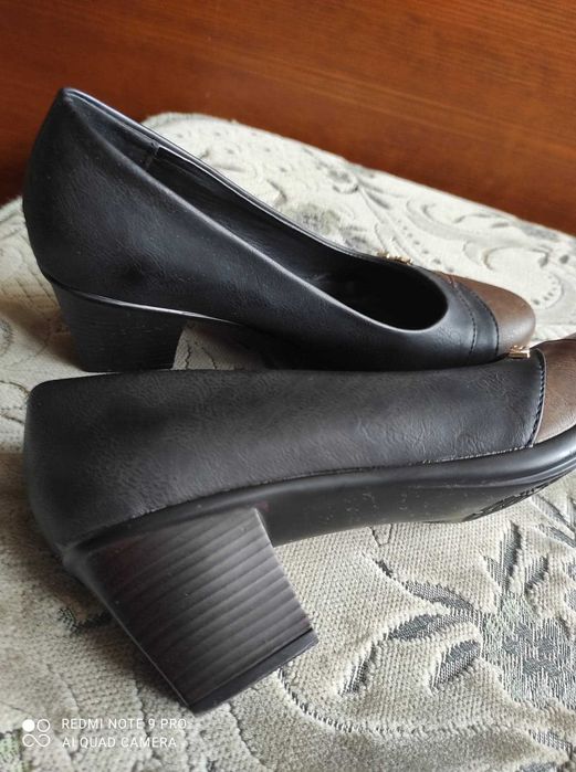 Brązowo-granatowe buty na stabilnym słupku