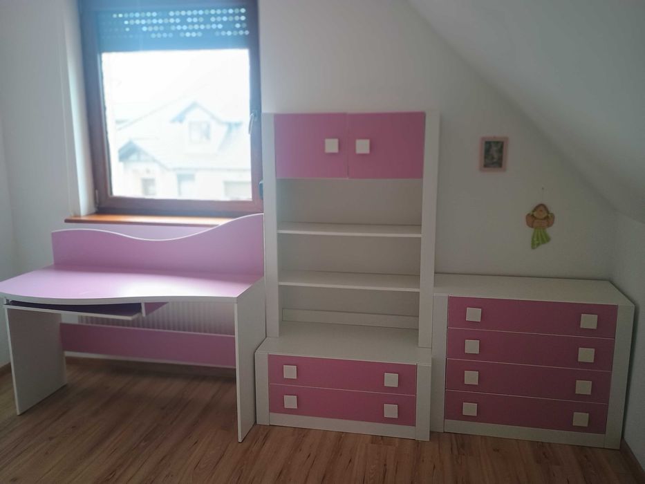 Zestaw mebli dziecięcych biało- różowy