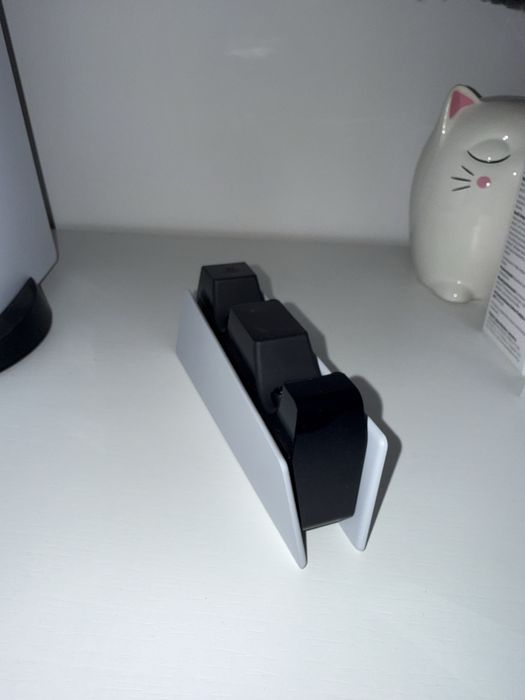 Ps5 825Gb + stacja ładująca Sony + 5 GIER