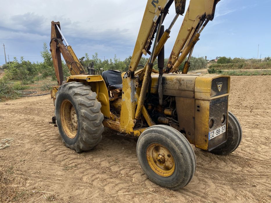 Retro escavadora MF com matricula