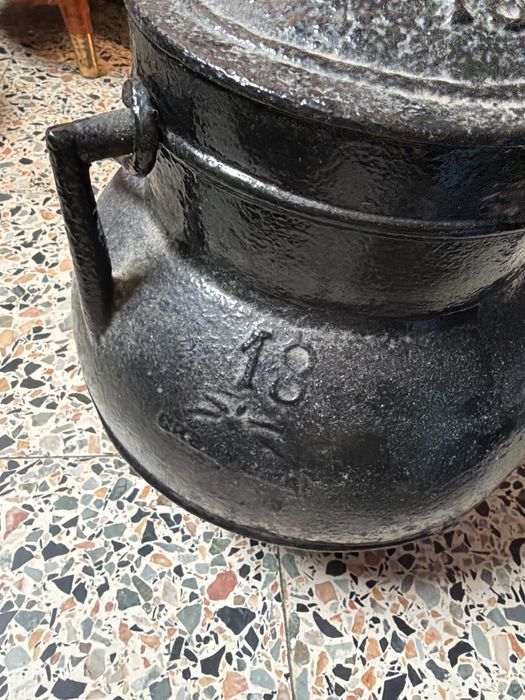 Cast iron pot.449690795141376003
